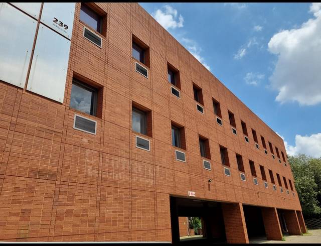 2,038M² OFFICE TO LET IN VORNA VALLEY